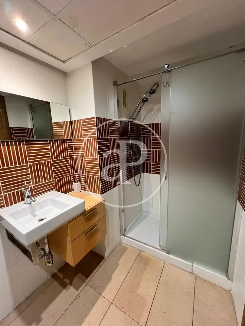 Bathroom of Flat for rent in Valencia  with Air Conditioner, Terrace and Furnished