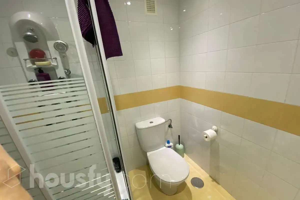Badezimmer von Wohnung zur Miete in Sevilla mit Klimaanlage, Terrasse und Balkon
