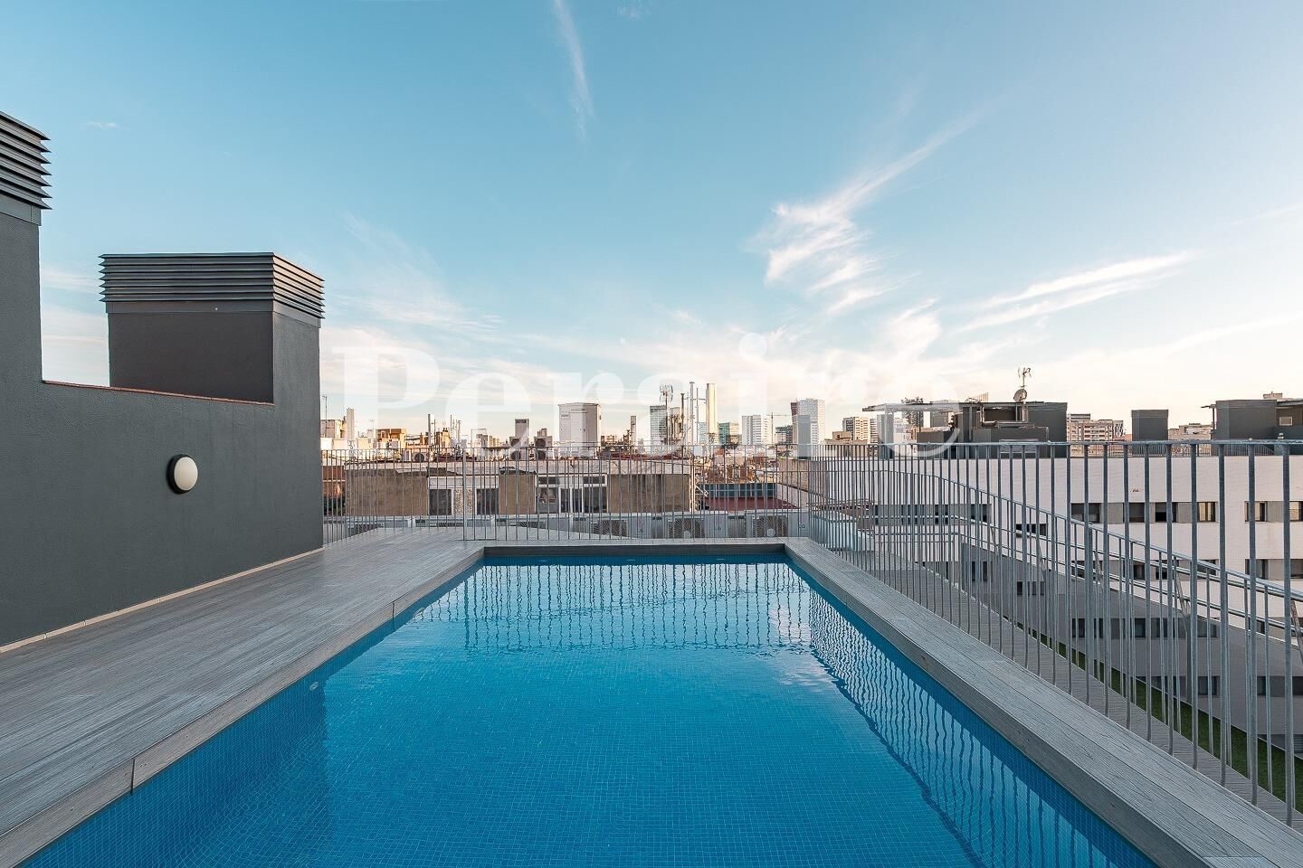 Piscina de Ático en venta en L'Hospitalet de Llobregat con Aire acondicionado, Terraza y Balcón