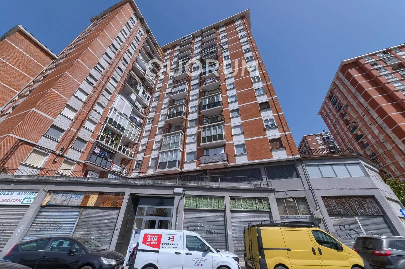 Vista exterior de Pis en venda en Basauri  amb Balcó