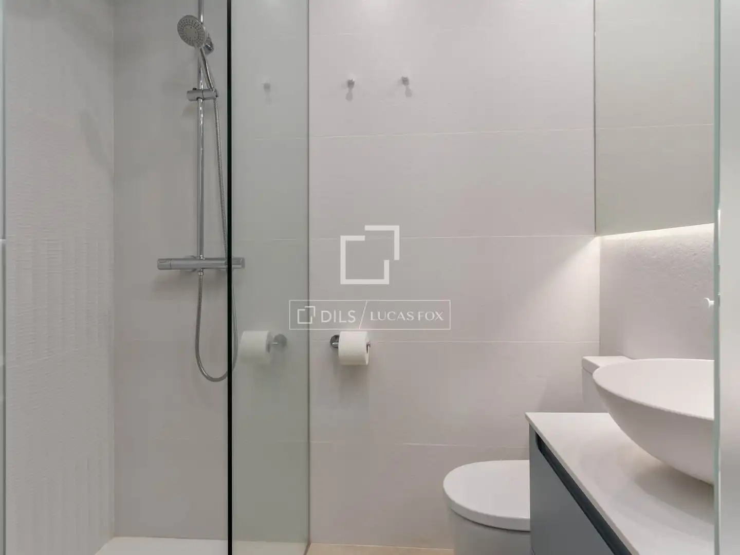 Bathroom of Flat for sale in Girona  with Air Conditioner, Parquet flooring and Furnished