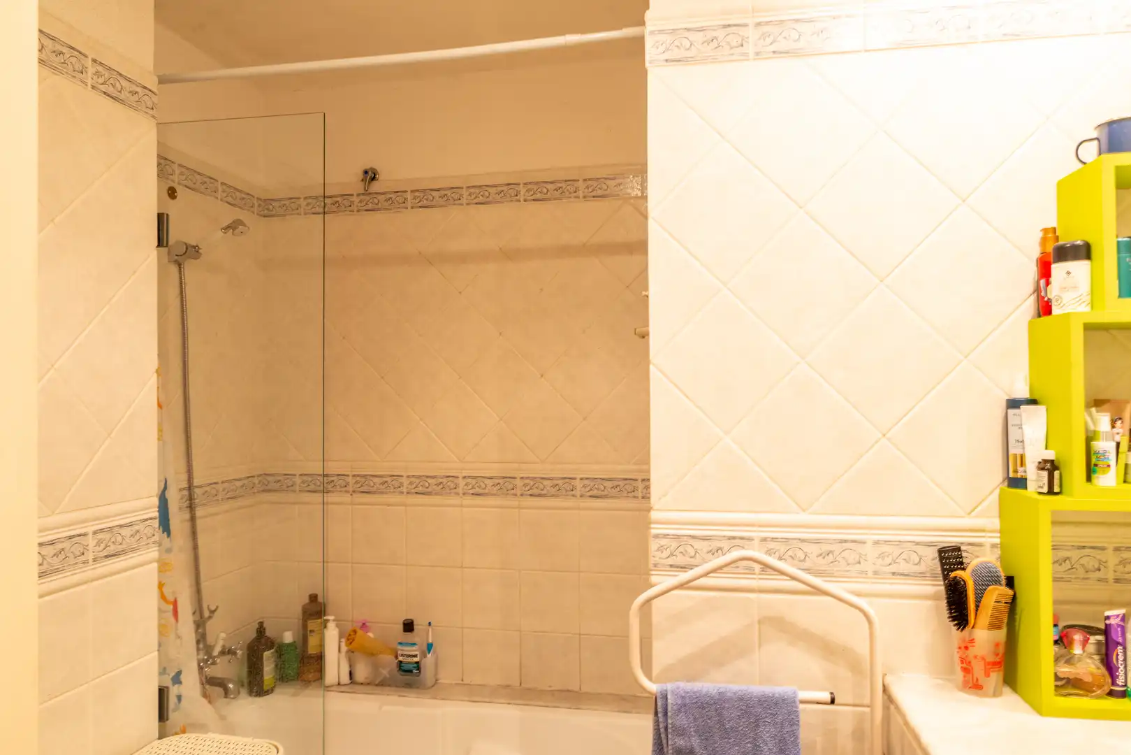Badezimmer von Maisonette zur Miete in Girona mit Heizung, Möbliert und Ofen
