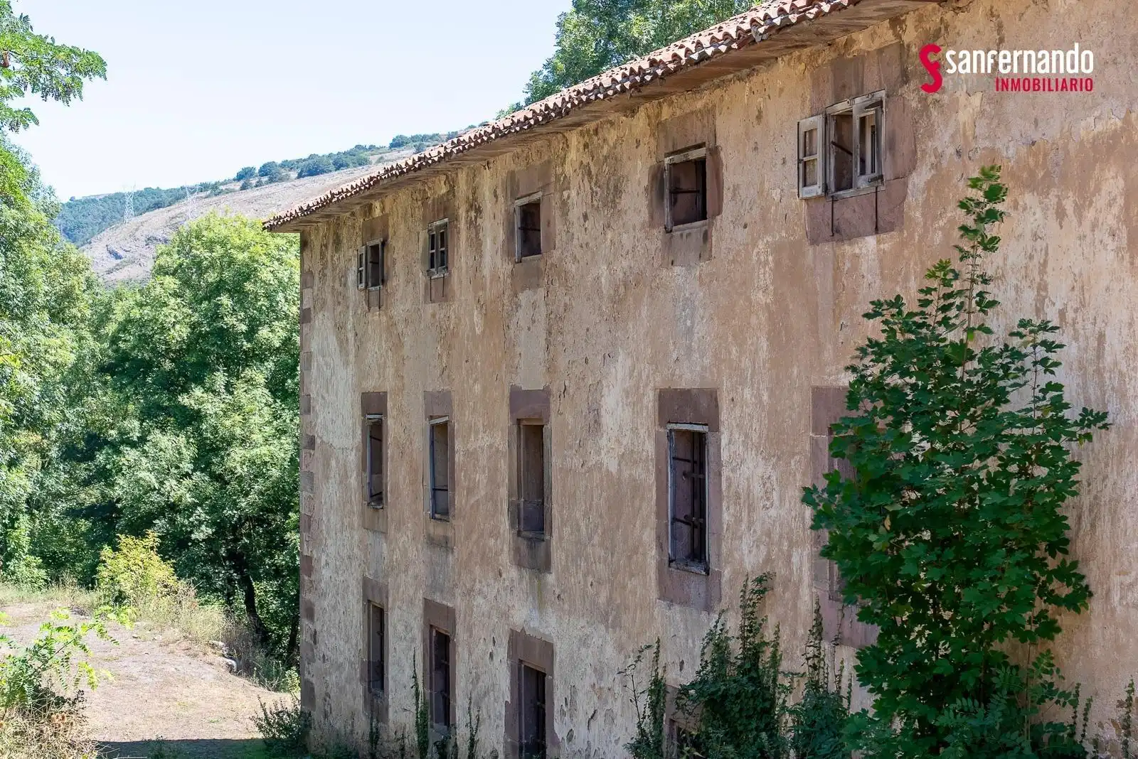 Vista exterior de Finca rústica en venda en Santiurde de Reinosa amb Jardí privat