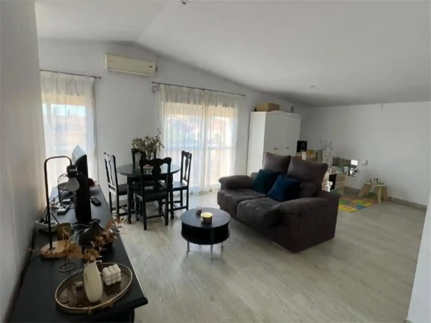 Sala d'estar de Pis en venda en Palomares del Río amb Aire condicionat, Jardí privat i Traster