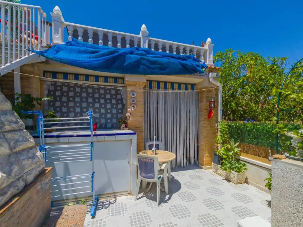 Terrasse von Haus oder Chalet zum Verkauf in Torrevieja mit Klimaanlage, Privatgarten und Möbliert