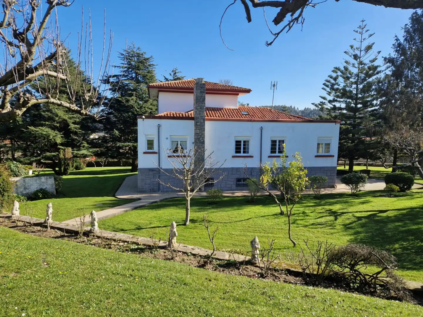 Vista exterior de Casa o xalet en venda en Castrillón amb Calefacció, Terrassa i Traster