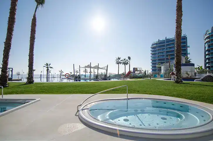 Piscina de Apartamento en venta en Torrevieja con Aire acondicionado y Balcón