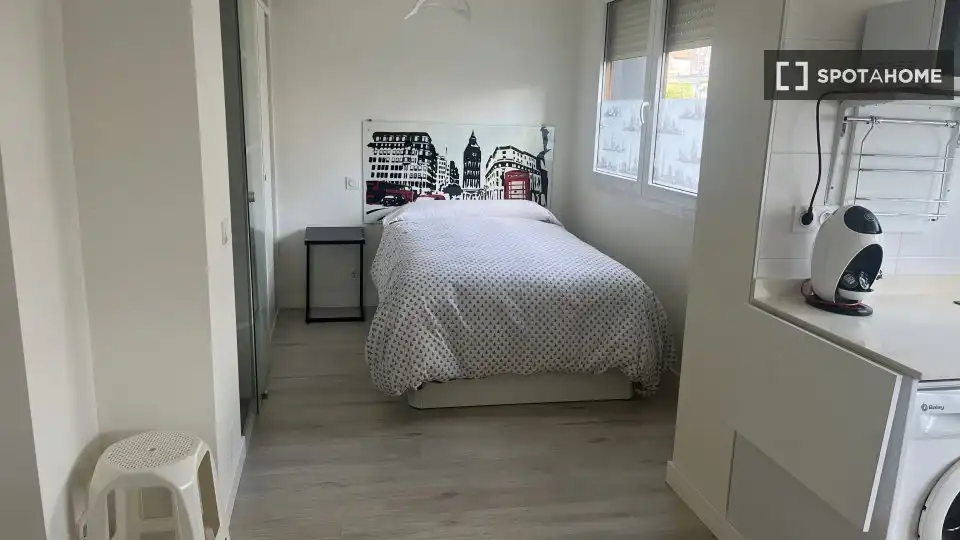 Bedroom of Flat for share in Santander  with Air Conditioner, Heating and Furnished