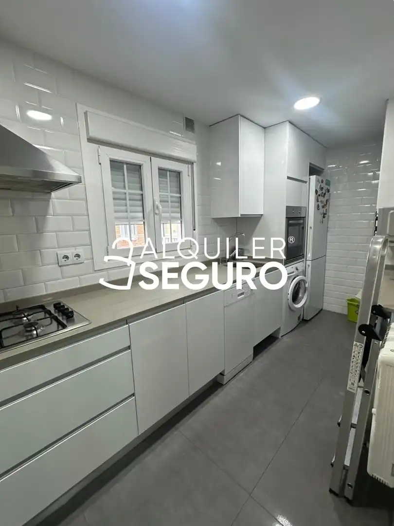 Cuina de Pis de lloguer en Móstoles amb Aire condicionat, Calefacció i Moblat