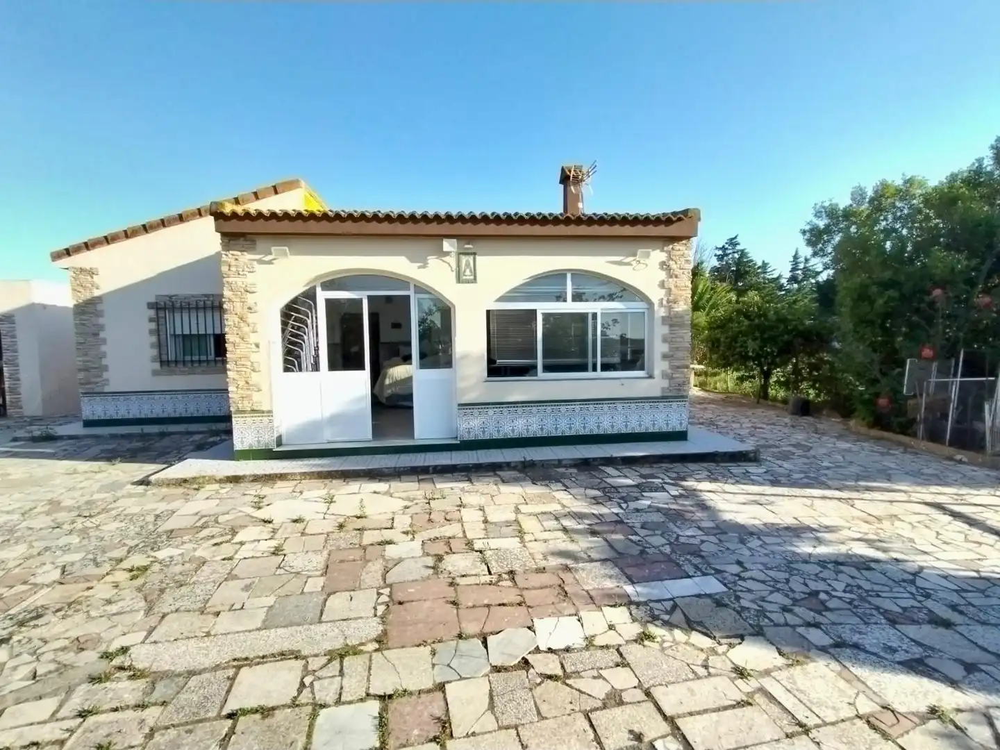 Vista exterior de Casa o xalet en venda en Chiclana de la Frontera amb Traster