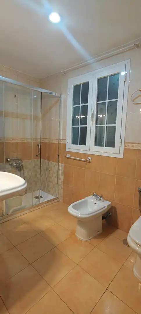 Badezimmer von Wohnung zur untervermieten in Beiro