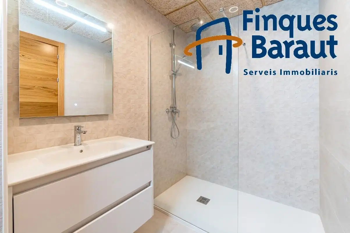 Bathroom of Houses for sale in Figueres  with Air Conditioner, Heating and Private garden