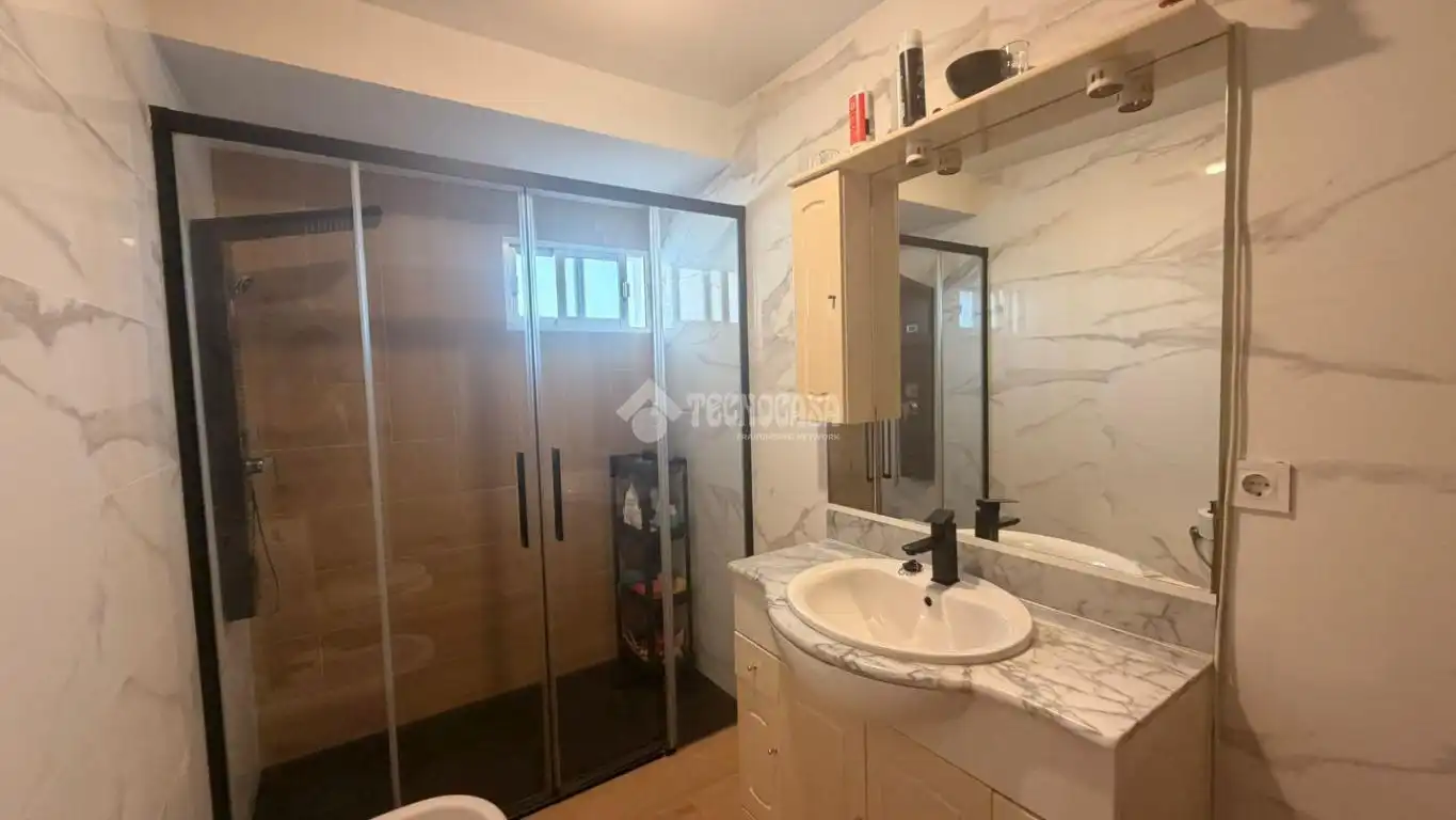 Baño de Piso en venta en Osuna con Calefacción, Terraza y Balcón