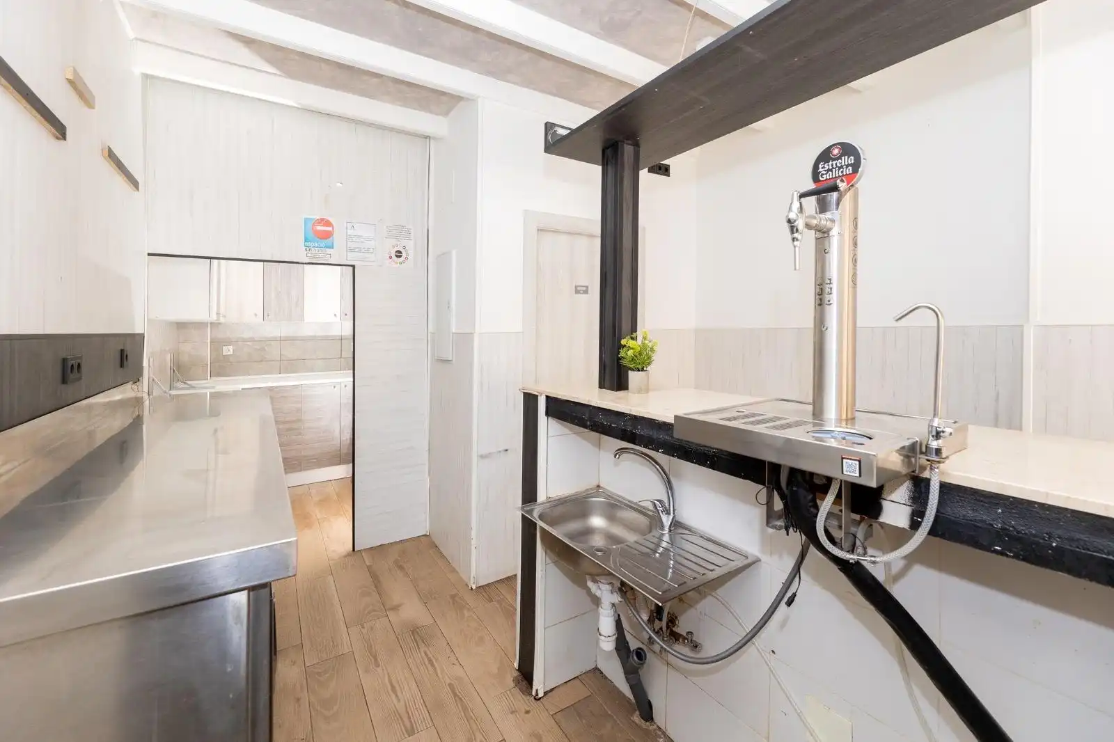 Cocina de Local en venta en Granada con Aire acondicionado y Amueblado