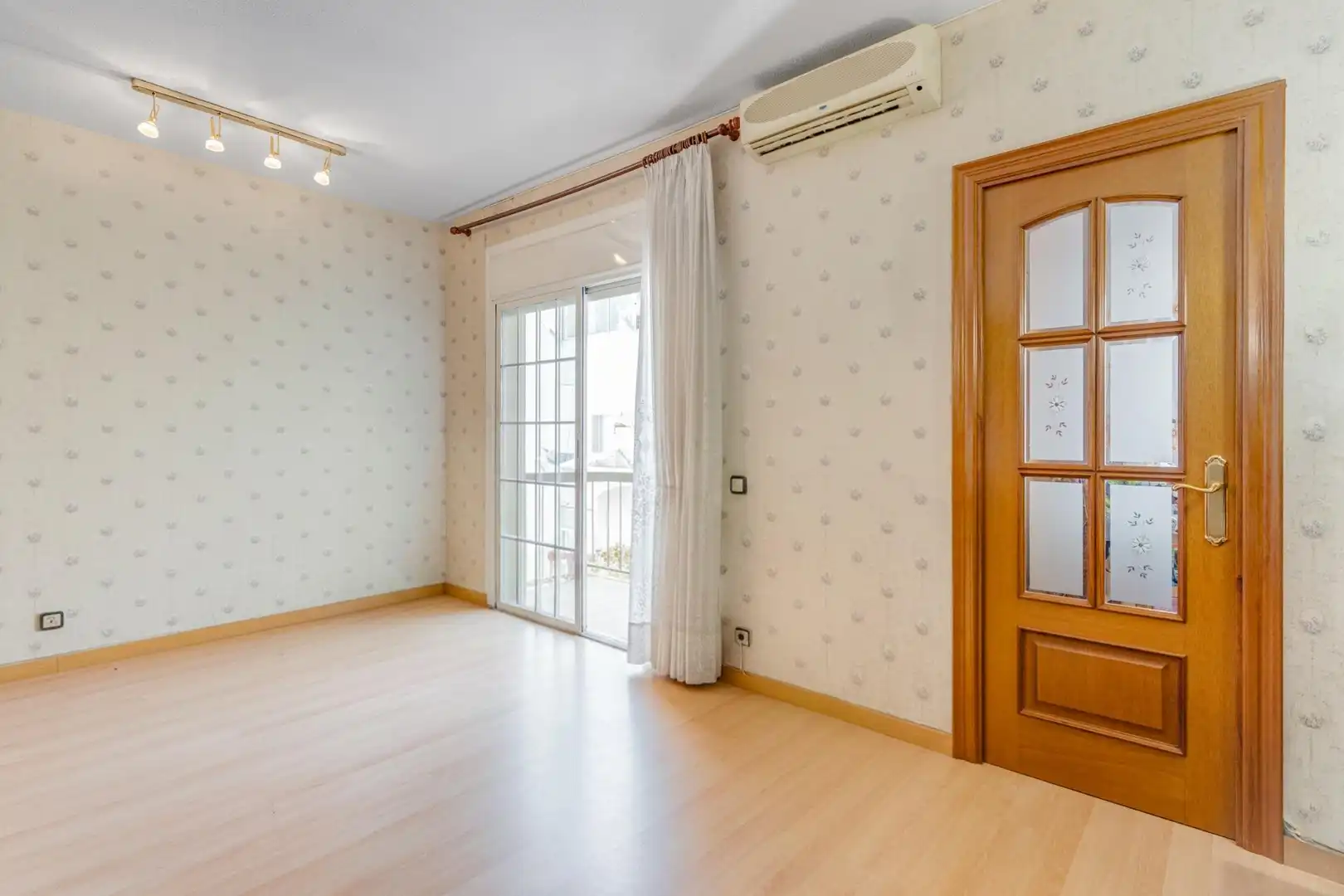 Bedroom of Flat for sale in Barcelona  with Air Conditioner