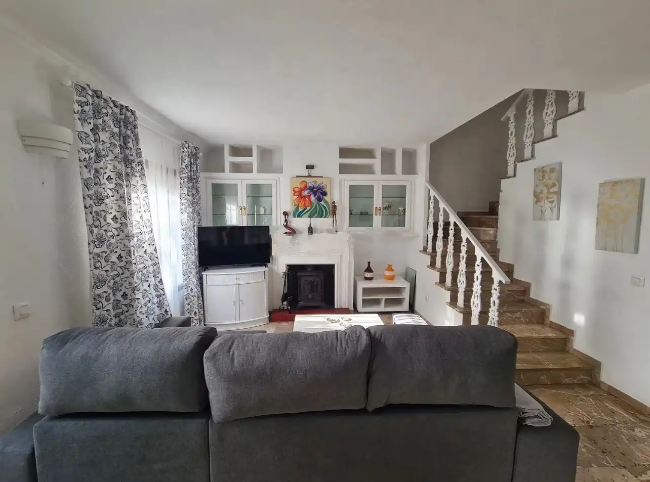 Sala d'estar de Casa adosada de lloguer en Torremolinos amb Aire condicionat, Moblat i TV