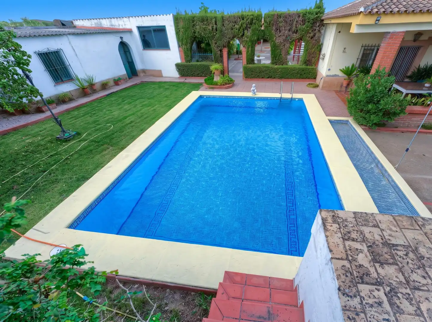 Piscina de Casa o xalet en venda en Carmona amb Jardí privat, Terrassa i Piscina