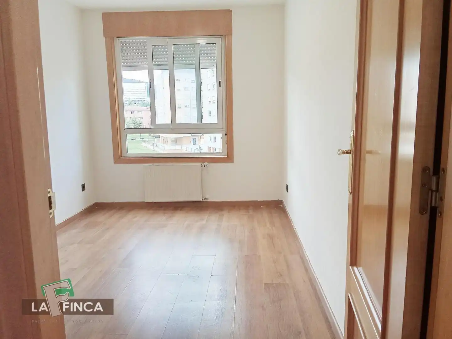 Dormitori de Pis en venda en Oviedo  amb Calefacció, Parquet i Terrassa
