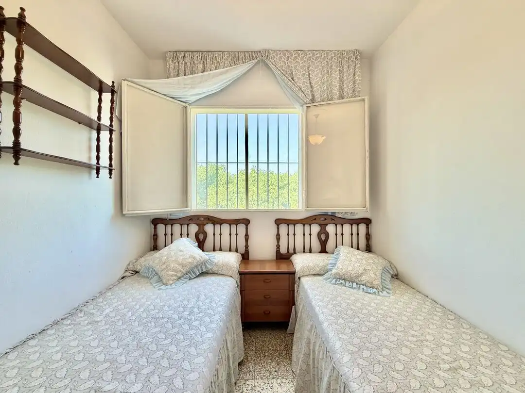 Dormitori de Casa o xalet en venda en Benamocarra amb Jardí privat i Moblat