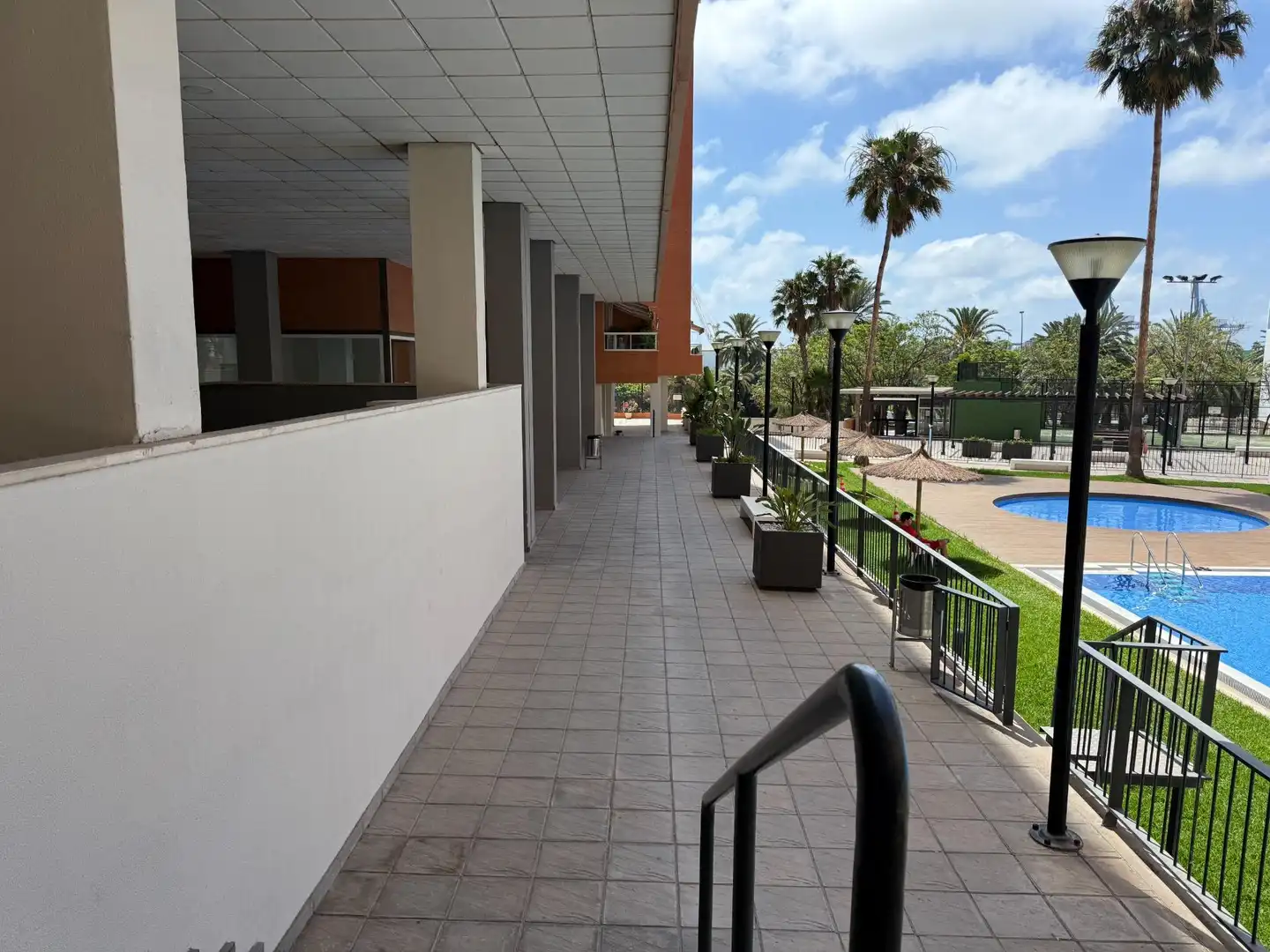 Vista exterior de Ático en venta en Alicante / Alacant con Aire acondicionado, Terraza y Piscina comunitaria