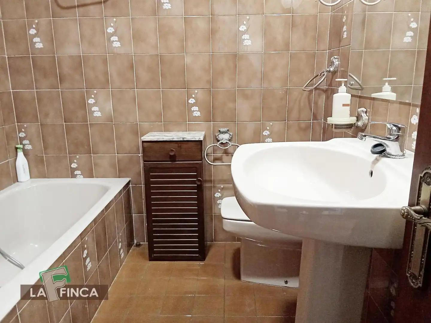 Bany de Oficina de lloguer en Oviedo  amb Calefacció i Terrassa
