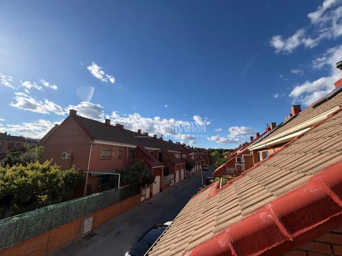 Vista exterior de Casa adosada en venda en Getafe amb Aire condicionat i Terrassa