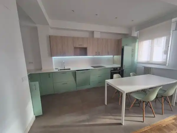 Cuina de Apartament de lloguer en Madrid amb Aire condicionat, Calefacció i Moblat