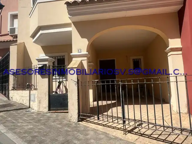 Vista exterior de Casa adosada en venda en Castilleja de Guzmán amb Piscina i Balcó