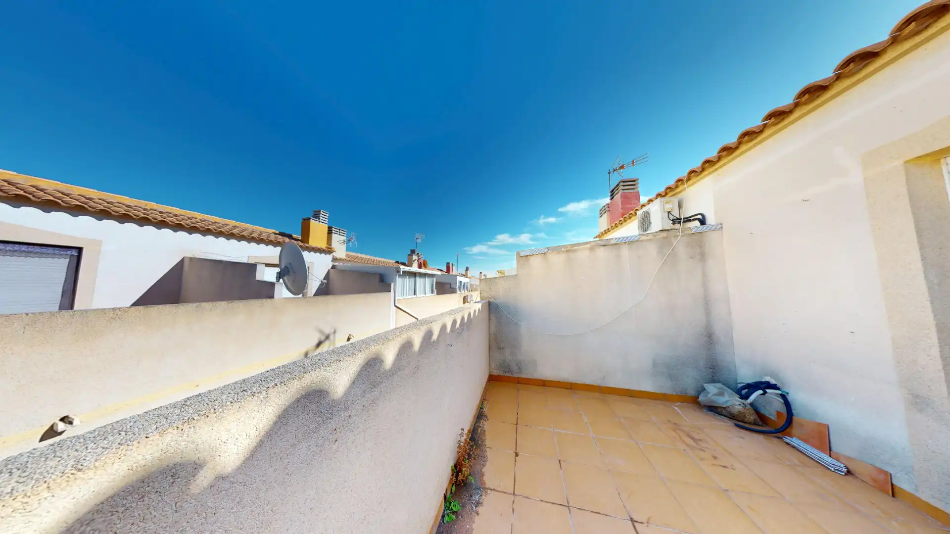 Vista exterior de Casa adosada en venda en Orihuela amb Jardí privat, Terrassa i Balcó