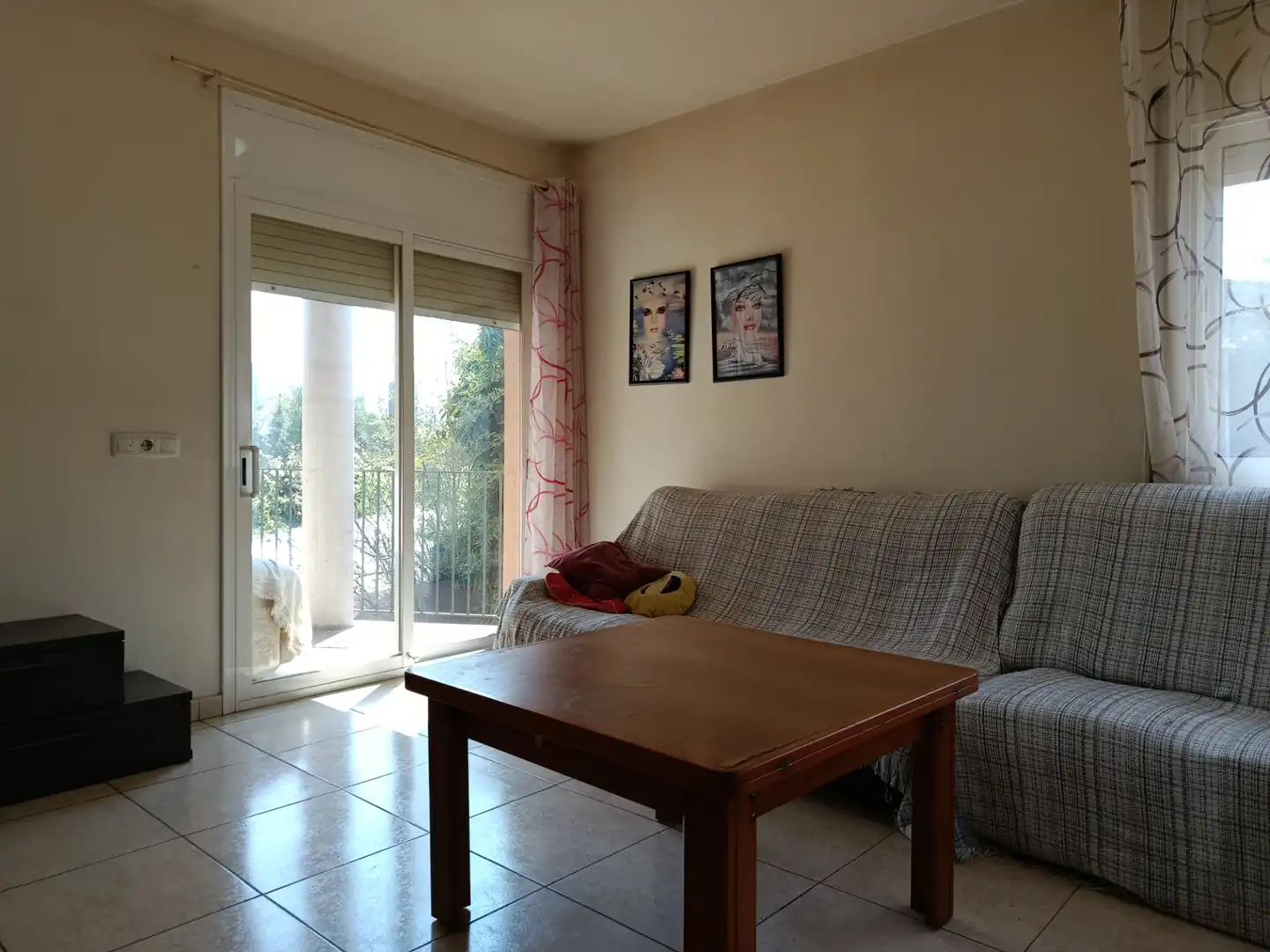 Sala d'estar de Casa adosada en venda en Sant Julià de Ramis amb Calefacció, Jardí privat i Terrassa