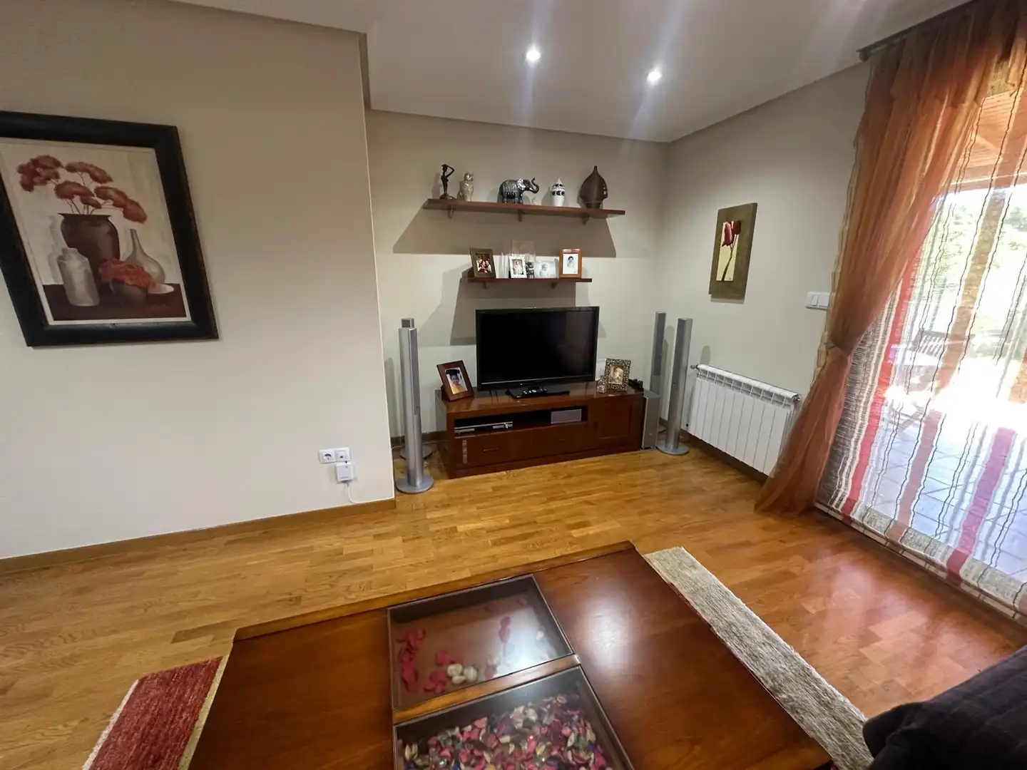 Sala d'estar de Casa adosada en venda en Coles amb Calefacció, Jardí privat i Terrassa