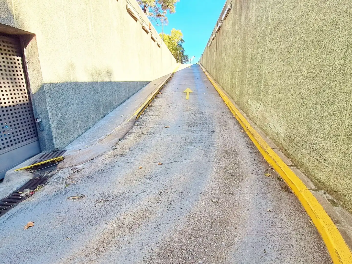 Außenansicht von Garage zum Verkauf in Santa Coloma de Gramenet