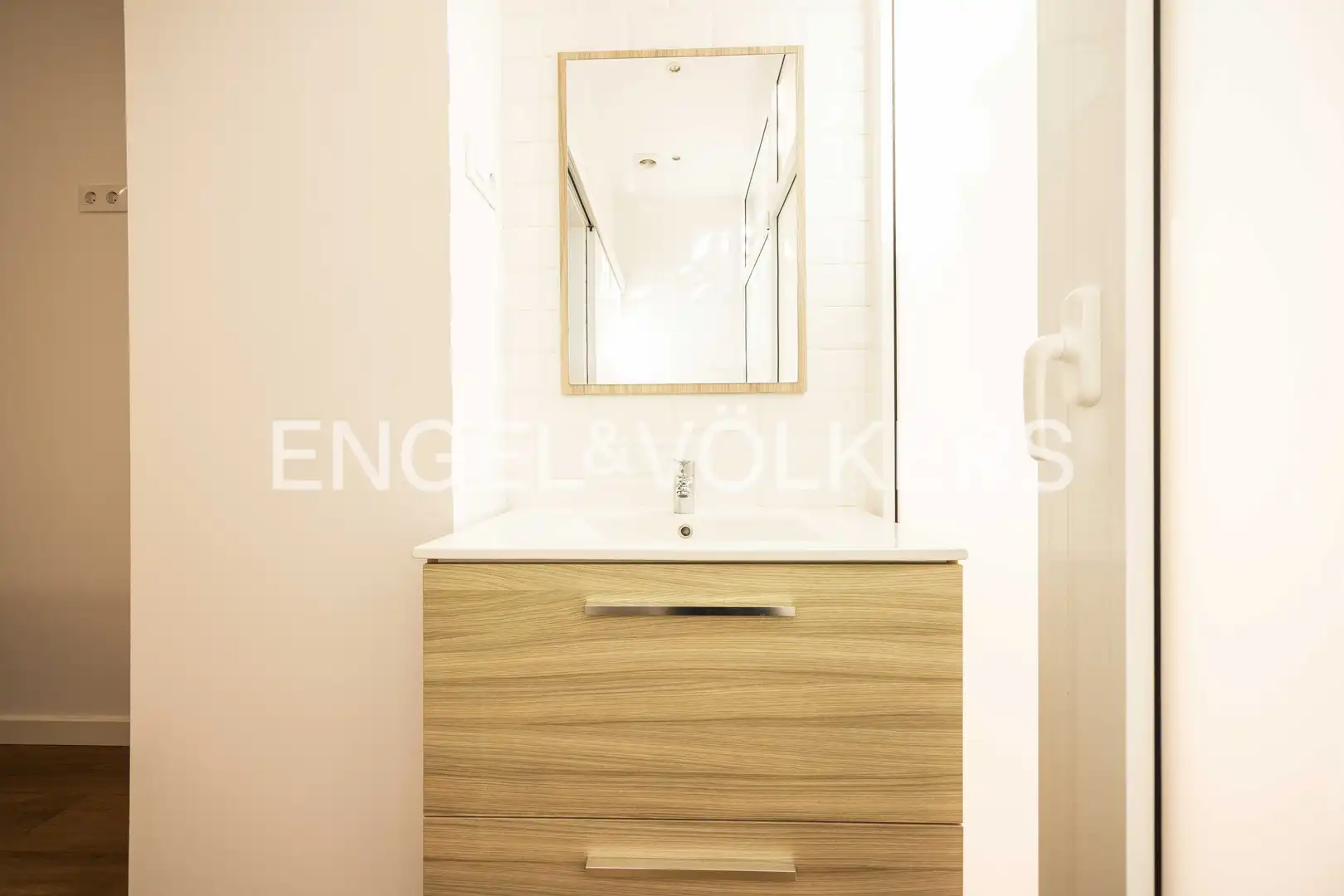 Badezimmer von Erdgeschoss zum Verkauf in Barcelona mit Klimaanlage, Heizung und Parkett