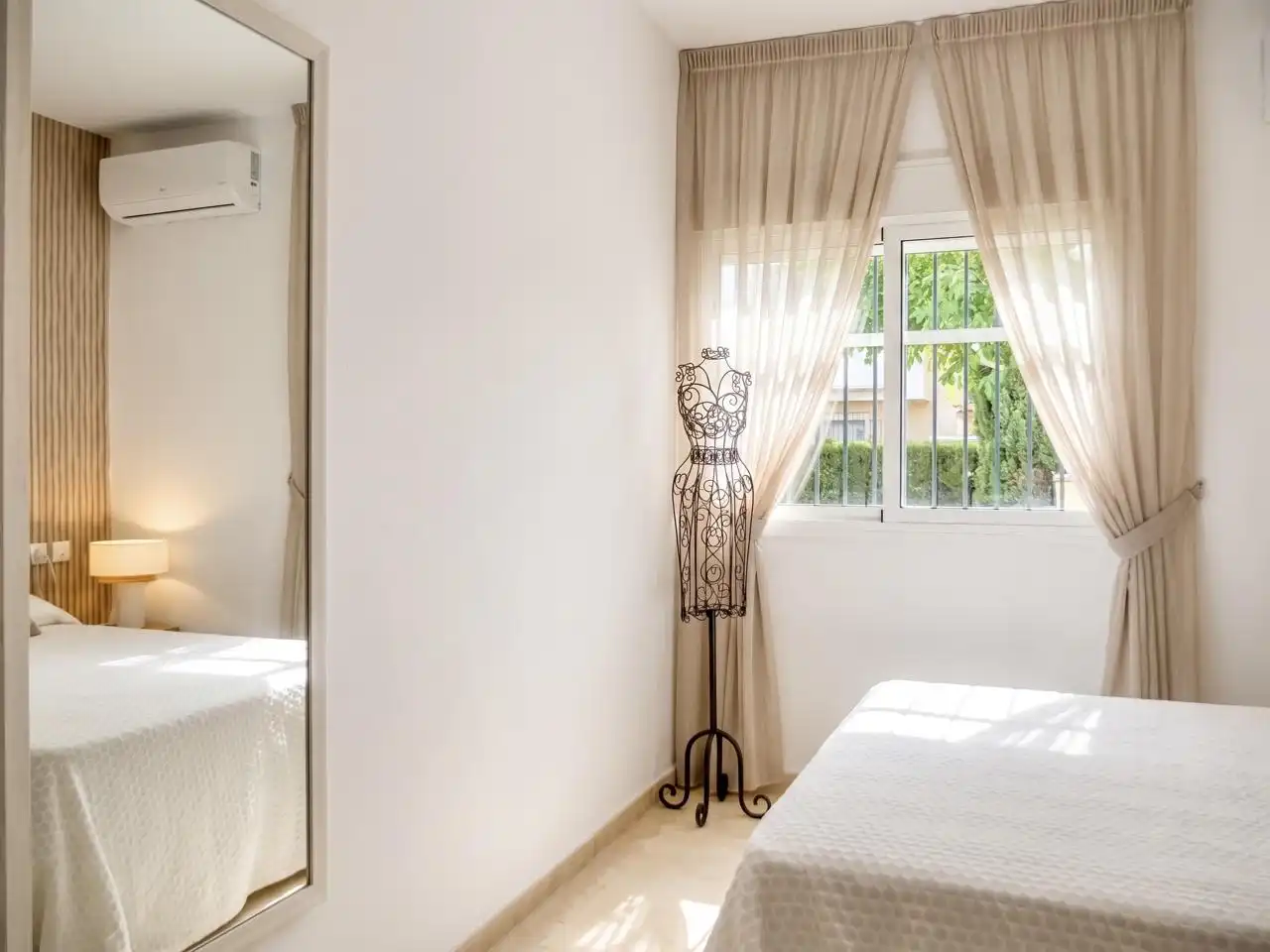 Dormitori de Apartament en venda en Sevilla amb Aire condicionat, Terrassa i Moblat