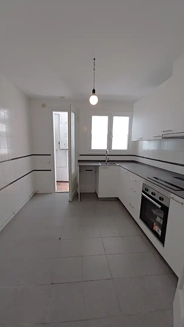 Cuina de Pis de lloguer en Barcelona amb Calefacció, Parquet i Forn