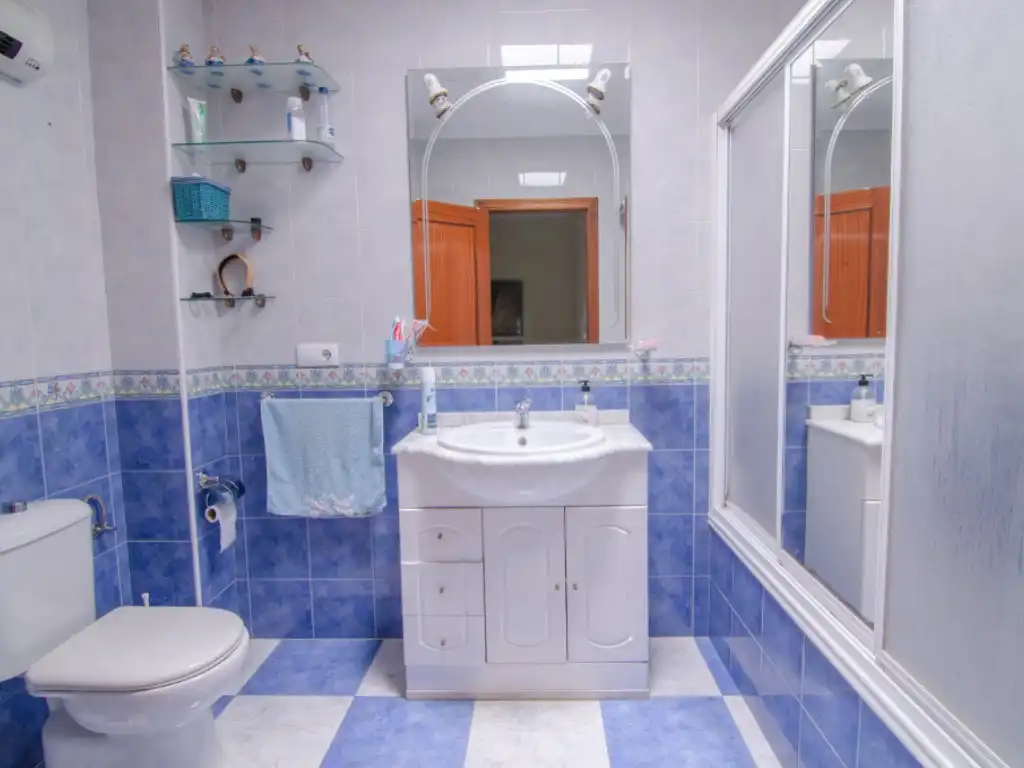 Bany de Casa o xalet en venda en La Rinconada