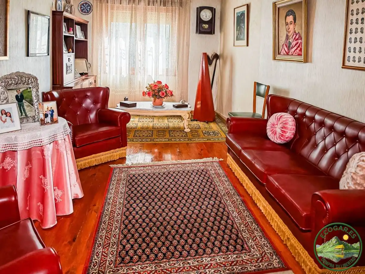 Sala d'estar de Casa o xalet en venda en Vega de Valcarce amb Calefacció, Jardí privat i Parquet
