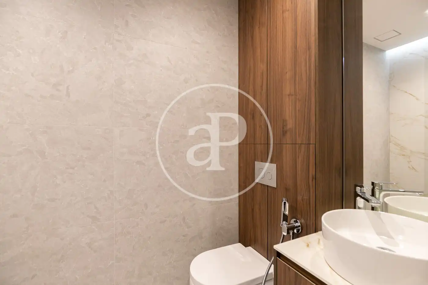 Bathroom of Flat for sale in Barcelona  with Air Conditioner, Heating and Balcony