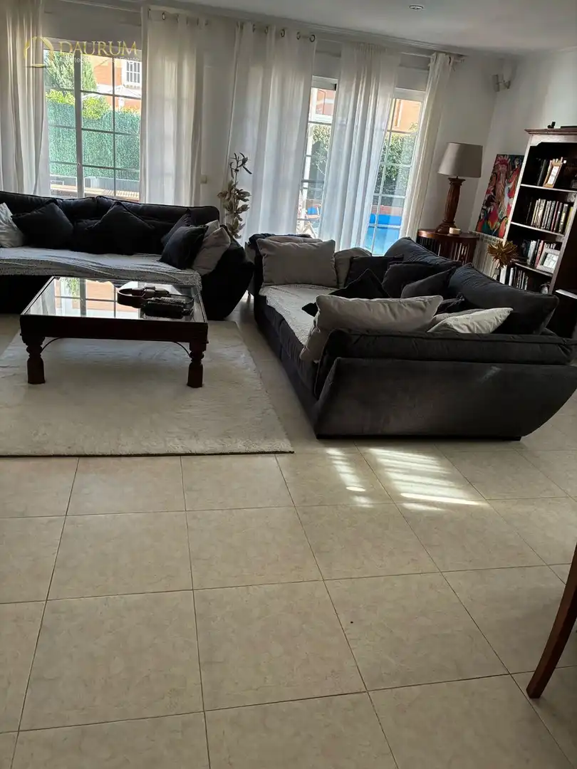 Sala de estar de Casa adosada en venta en Rivas-Vaciamadrid con Aire acondicionado, Calefacción y Jardín privado