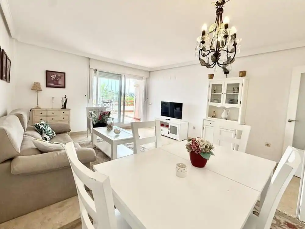 Wohnzimmer von Erdgeschoss zur Miete in Estepona mit Klimaanlage, Terrasse und Schwimmbad