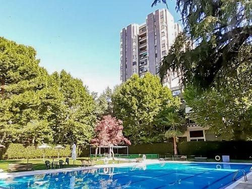 Swimming pool of Flat for sale in  Madrid Capital  with Air Conditioner, Heating and Private garden