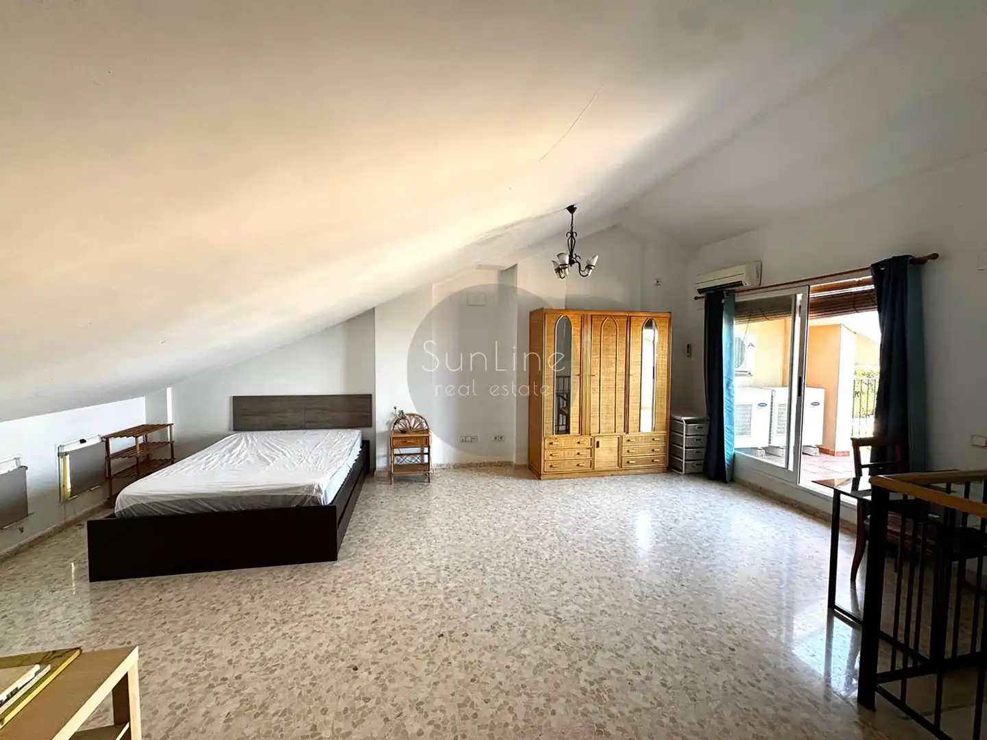 Schlafzimmer von Einfamilien-Reihenhaus zur Miete in Moncada mit Klimaanlage, Privatgarten und Terrasse