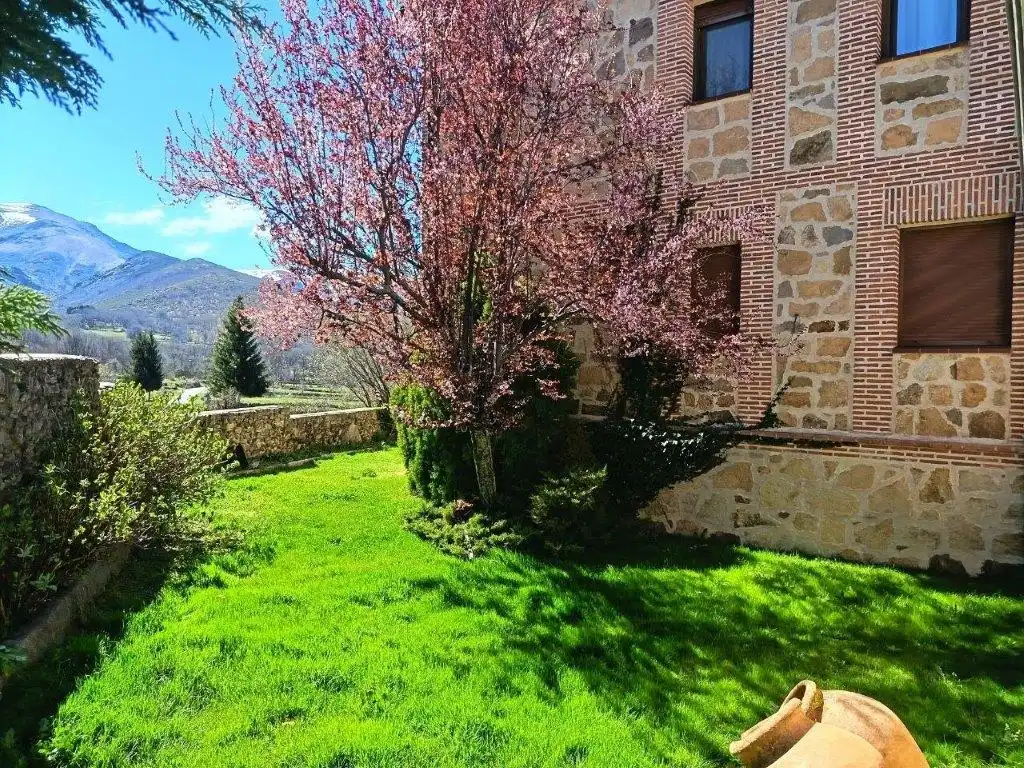 Garden of Buildings for sale in Navalonguilla