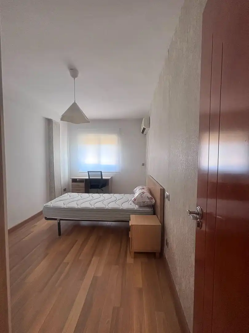 Habitación de Piso de alquiler en Granada con Terraza y Amueblado