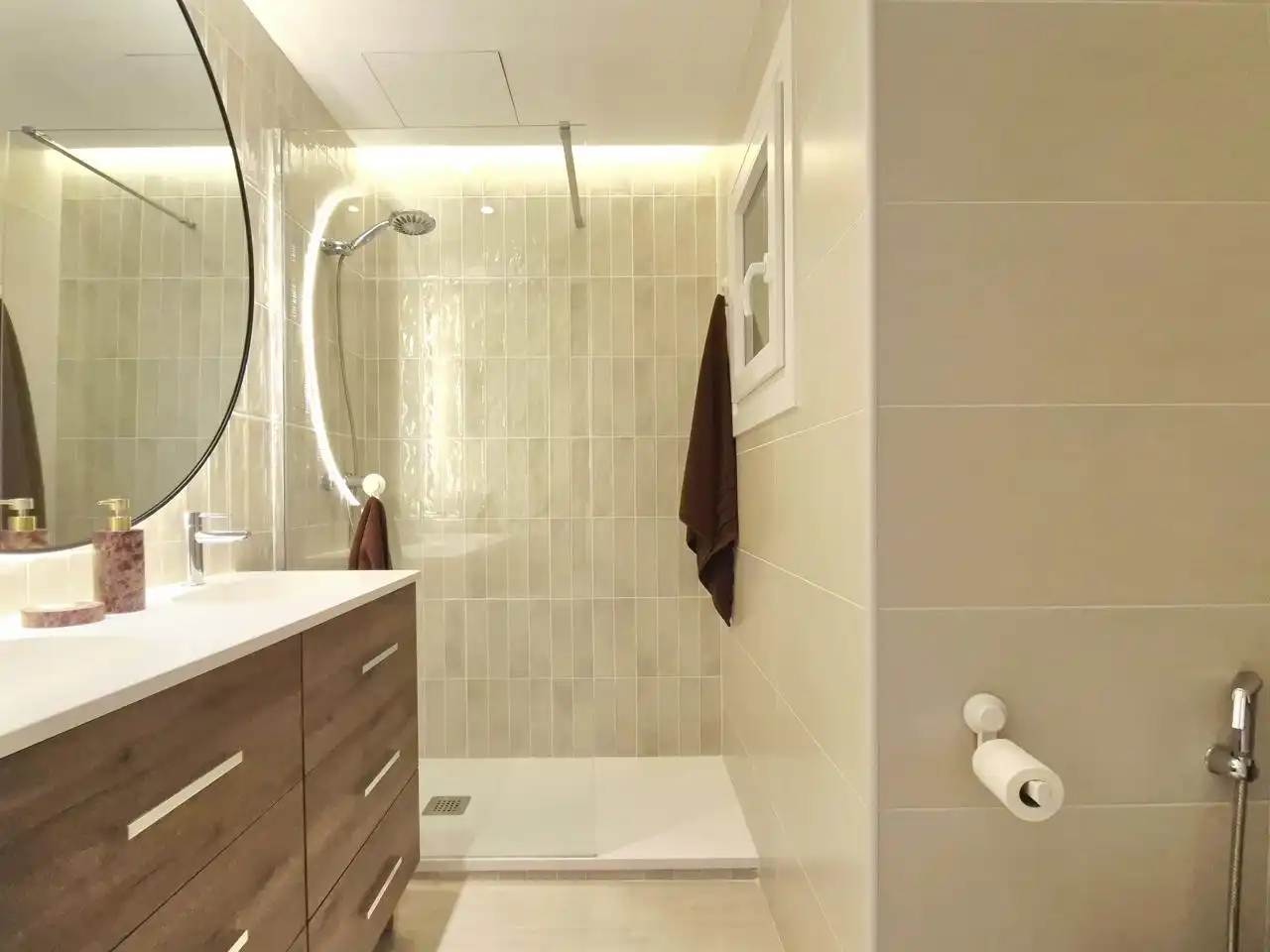 Bathroom of Flat for sale in Terrassa  with Air Conditioner, Heating and Parquet flooring
