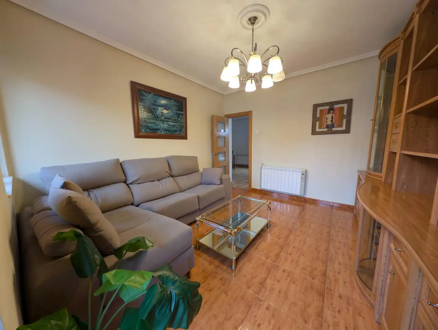 Sala de estar de Piso en venta en San Martín del Rey Aurelio con Calefacción, Trastero y Balcón