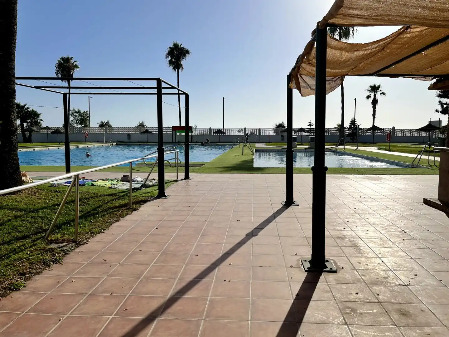 Piscina de Pis en venda en Salobreña amb Piscina, Moblat i Balcó