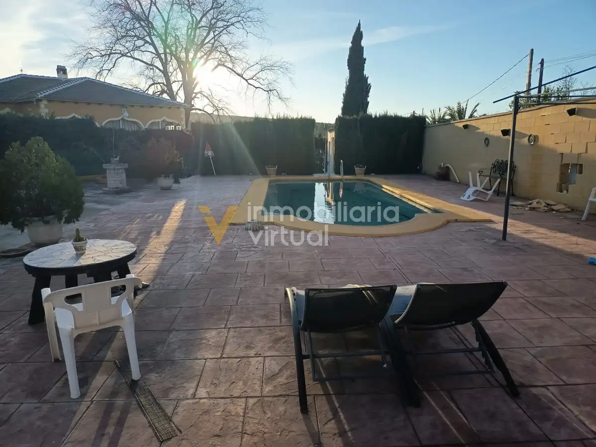 Vista exterior de Casa o chalet en venta en Lucena con Piscina y Amueblado