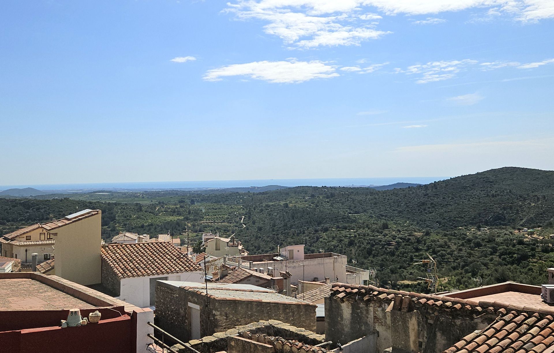 Vista exterior de Casa adosada en venda en Cervera del Maestre amb Terrassa, Moblat i Balcó