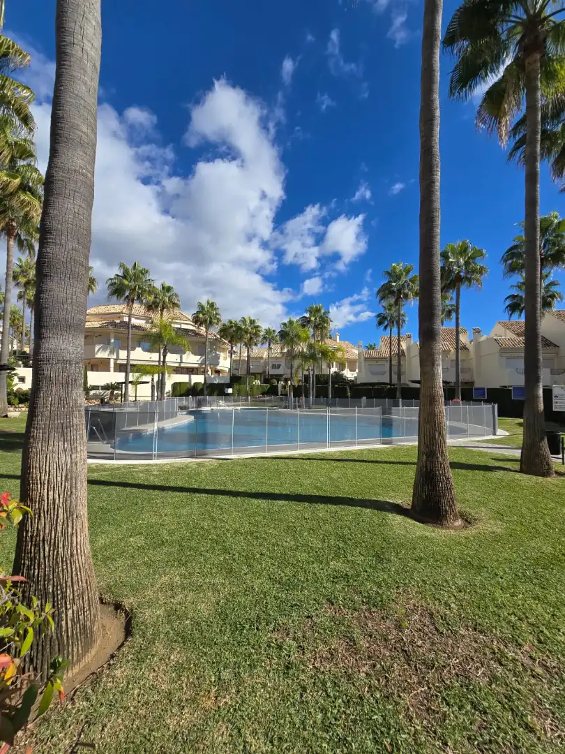 Piscina de Casa adosada en venta en Marbella con Amueblado